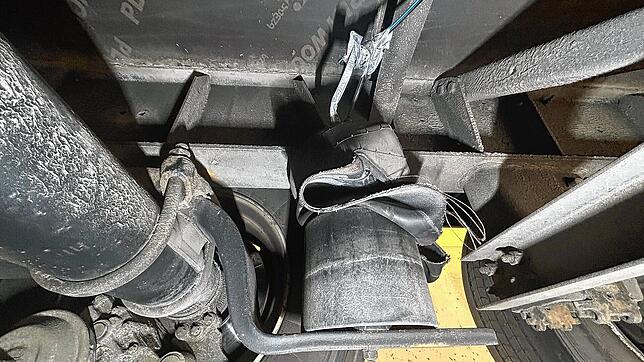 Mit geplatzten Luftfederbälgen unter dem Anhänger eines Sattelzugs legt ein Brummifahrer über 1000 Kilometer zurück, bis an der ...
