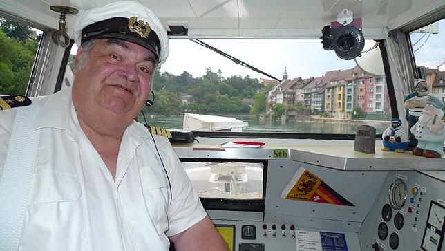 Voller Stolz: Kapitän Jürgen Schroff am Steuerrad seines Schiffes.