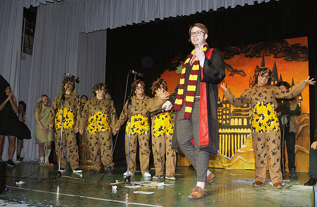 Harry Dotter alias Niklas Sass und die rappenden Gelbbauchunken der Hennengruppe haben Hokwarts nach Immenstaad verlegt und mit viel ...