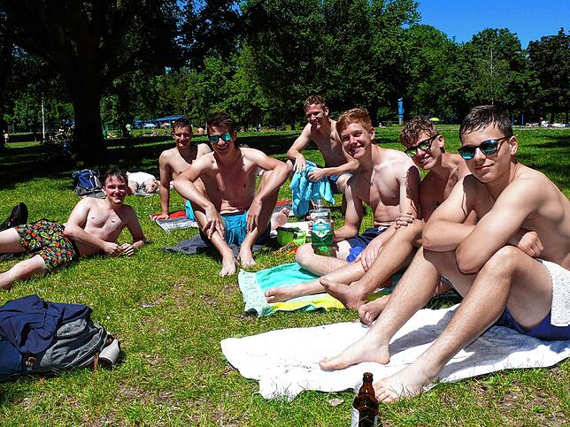 Bild 2: In den Konstanzer Bädern, am Herosé und in Biergärten genießen die Menschen das Urlaubsgefühl &ndash; und lassen Regeln auch mal Regeln sein