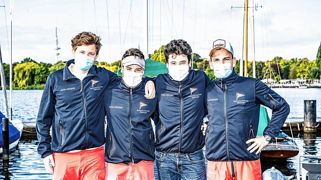 Unter der Maske strahlen sie bestimmt, die Zweitligameister vom BYC Überlingen mit (von links): Jonathan Koch, Konstantin Steidle, ...