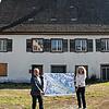 Vor denkmalgeschützter Kulisse: Stolz präsentieren vor dem ehemaligen Mühlegebäude Bürgermeister Manfred Ossola und Architektin Corinna ...