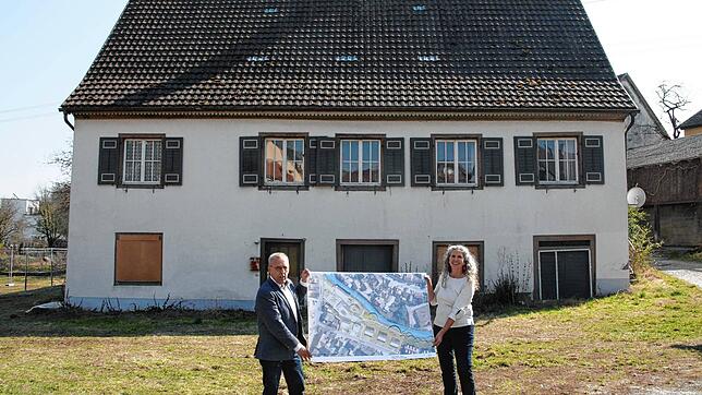 Vor denkmalgeschützter Kulisse: Stolz präsentieren vor dem ehemaligen Mühlegebäude Bürgermeister Manfred Ossola und Architektin Corinna ...