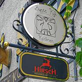 Ein neues Schild an der Wand zeigt eine Kuh im Stile Leonardo da Vincis. Das war das Logo der früheren Eigentümerin.
