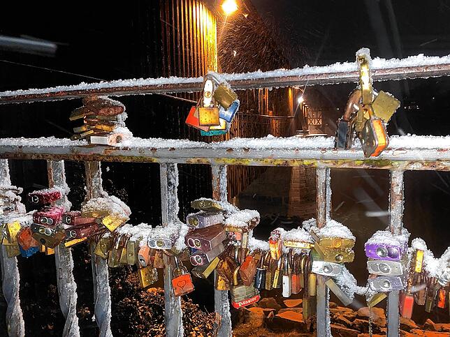 Die Liebesschlösser bei der Holzbrücke sind mit einem zarten Puder überzogen.