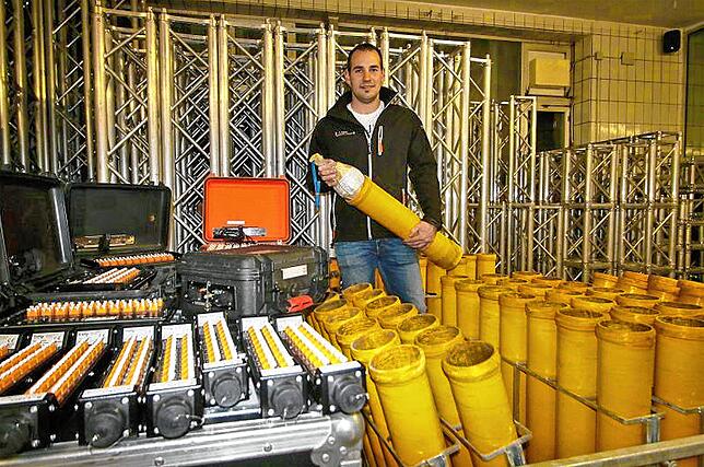 Stefan Burgenmeister ist Pyrotechniker in Altheim und bereitet hier das Feuerwerk in Heiligenberg vor, das in der Silvesternacht ...