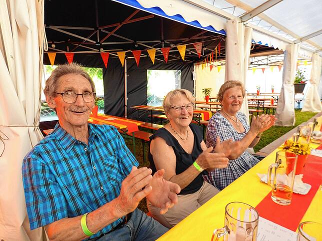 Bild 28: Gut gelaunte Gäste bei der Vrenelis-Wies´n Gaudi des TV Jestetten