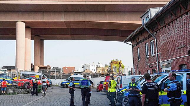 Polizisten und Einsatzkräfte stehen bereit. Nach dem Fund einer 250 Kilogramm schweren Fliegerbombe in Stuttgart mussten Hunderte ...
