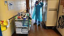 Die Pflegekräfte am Klinikum Friedrichshafen haben in der Corona-Pandemie schon viel Leid und Stress erlebt. Das Bild entstand im ...