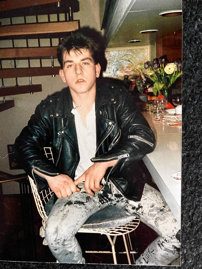 Lederjacke, Jeans und ein wenig beeindruckter Gesichtsausdruck: Jörg Kraus in den 80er-Jahren als Punk.