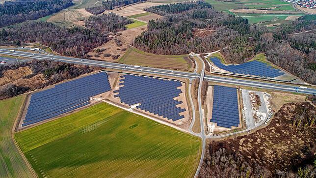 Der Solarpark Rumisbohl, direkt an der Autobahn 81 auf der Gemarkung Mühlhausen-Ehingen, geht nun in Betrieb. Er weist eine Fläche von ...