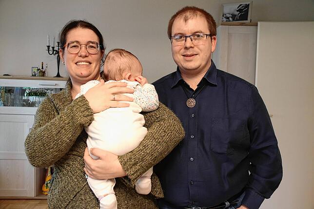 Sandra und Christian Völklein mit ihrer Tochter Hannah im Arm.
