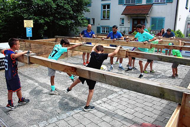 Am Menschenkicker des Sportvereins durften alle mitspielen.