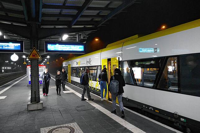 Mit leichter Verspätung verlässt um 6.55 Uhr der Ringzug nach Bräunlingen den Bahnsteig drei des Villinger Bahnhofs.