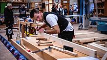 Nico Gruber konzentriert bei der Teilnahme an der Deutschen Meisterschaft Bauhandwerk 2024 in Buehl. Er ist drittbester Zimmermann ...