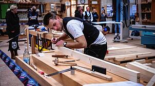Nico Gruber konzentriert bei der Teilnahme an der Deutschen Meisterschaft Bauhandwerk 2024 in Buehl. Er ist drittbester Zimmermann ...