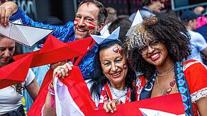 Fans des späteren ESC-Siegers JJ feiern vor der St. Jakobshalle in Basel.