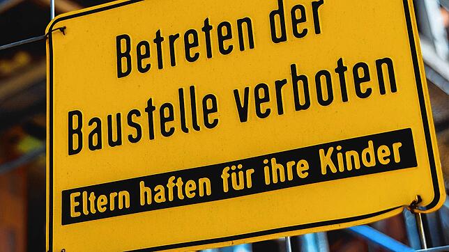 Im Kreis soll es mehr Baustellenschilder geben, fordert die IG Bau. Foto: Florian Göricke