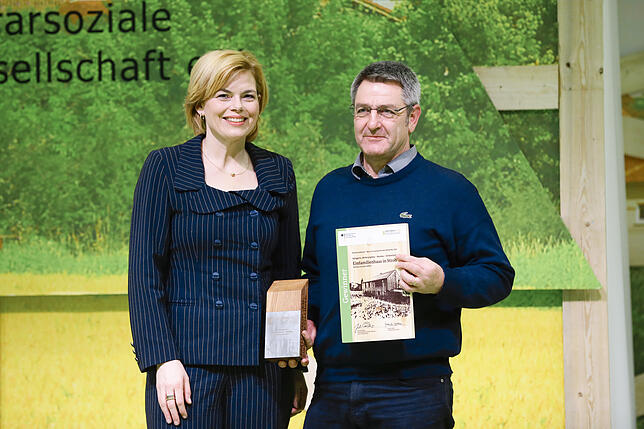 Der Mundelfinger Architekt Otto Merz erhält von Landwirtschaftsministerin Julia Klöckner seine Auszeichnung für die Planung eines ...