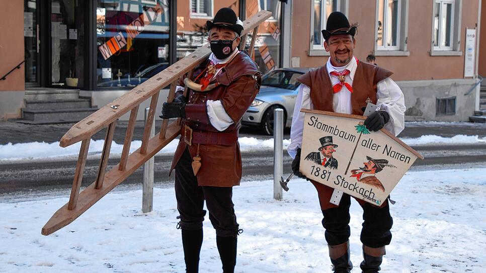 Polier Jürgen Stetter mit Leiter und Zimmerermorschter Frank Eckhardt mit dem Schild „Stammbaum aller Narren“.