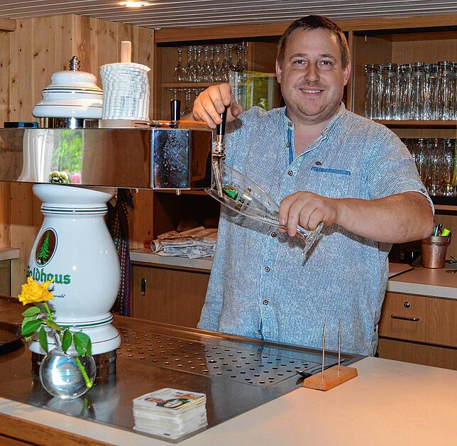 Das leere Bierglas sagt alles: Aus dem Zahpfhahn im „Kranz“ in Burgberg, kann Florian Patsch seit einem halben Jahr kein ...