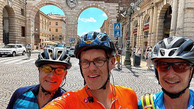 Radelten gemeinsam von Singen nach Verona: SPD-Landtagsabgeordneter Hans-Peter Storz (von links), Andreas Lier und Tobias Felix.