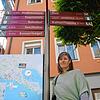 Wo die Schilder hinführen, ist nicht immer das Ziel: Das Leitsystem für Fußgänger in der Altstadt &ndash; hier vor der Volksbank &ndash; ...