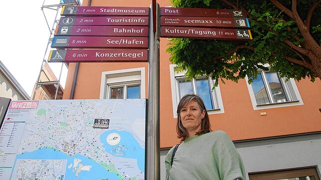 Wo die Schilder hinführen, ist nicht immer das Ziel: Das Leitsystem für Fußgänger in der Altstadt &ndash; hier vor der Volksbank &ndash; ...