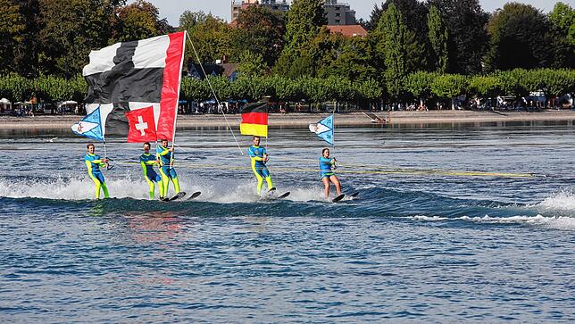 Immer wieder ein Hingucker: Die Wasserski-Show.
