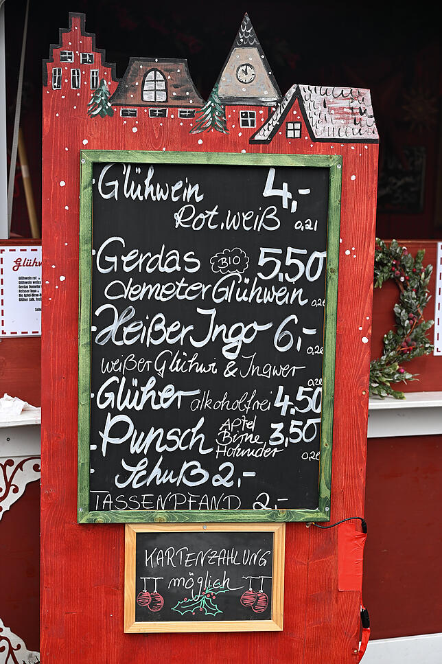 Aufsteller mit Preisen des Glühweintreff3000-Stands