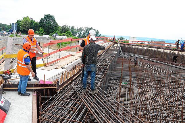 Aktuell wird hier der Bewehrungsstahl eingebunden. Mit Bewehrung ist eine Verstärkung für Betonbauteile gemeint, damit diese höhere ...