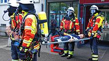 Mit Atemschutzgeräten retteten die Feuerwehrkräfte einen Schüler aus dem verrauchten Gebäude. Bild: Doris Dehmel