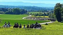Bei strahlendem Sonnenschein bewegt sich die Prozession beim Limpacher Georgiritt durch die Flure rund um den Ort.