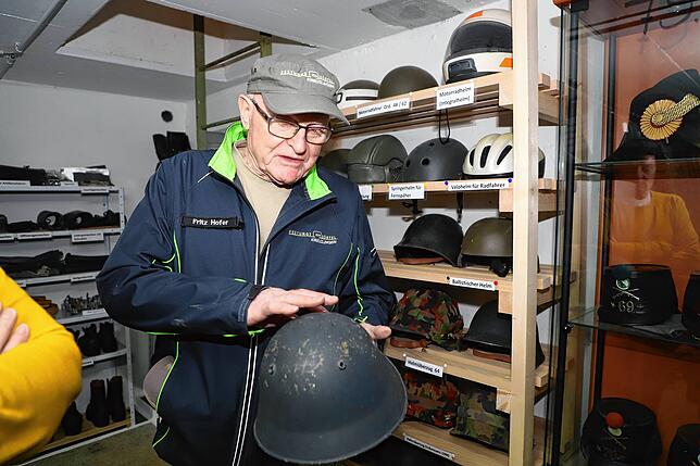 „Diese Helme hatten einen großen Nachteil“, erklärt Fritz Hofer, „bei Nässe oder Mondschein glitzerten sie.“ Scharfschützen hatten dann ...