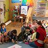 Erzählzeit im Kindergarten. Erzieherin Pamela Kruck mit ihren Schützlingen. Nun soll eine weitere Gruppe hinzukommen.