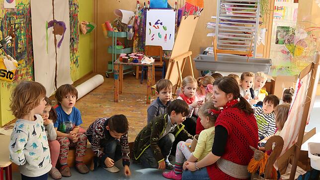 Erzählzeit im Kindergarten. Erzieherin Pamela Kruck mit ihren Schützlingen. Nun soll eine weitere Gruppe hinzukommen.