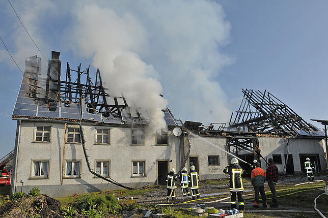 Bild 5: Mehrere hunderttausend Euro Schaden: So zerstören die Flammen einen Bauernhof in Mundelfingen