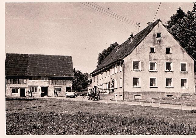 Im Winter 1970 wurde der heutige Brunnenhof umgebaut, die ersten Jugendlichen zogen ein, die Schule und die ersten Werkstätten nahmen ...