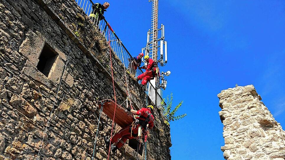 Einsatz der Höhenrettungsgruppe der Feuerwehr Waldshut-Tiengen auf der Küssaburg.