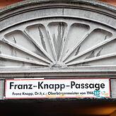 Die Franz-Knapp-Passage erhält ebenfalls einen neuen Namen. Sie wird nach dem benachbarten Gebäude benannt.