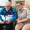 Lesen spielt für Siegfried Löhle (73) eine wichtige Rolle. Hier liest er Pflegedienstleiterin Nadine Kreuter aus einem Krimi vor.