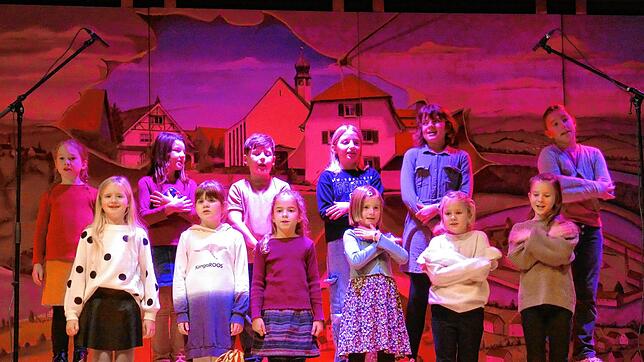 Der Kinderchor „Die Singschnäbel“ unter der Leitung von Sonja Röthinger begeistert beim Herbstkonzert des Sängerbunds 1866 Altenburg. ...