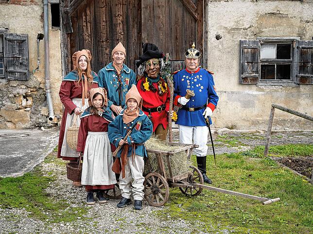 Die Figuren der Heudorfer Fasnacht: Die Heuliecherin, der Heuliecher, das Hardmännle, der Narrenpolizist und Narrensamen. Zur Dorffasnet ...