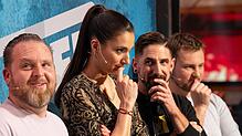 Gunnar Fichter (Zweiter von rechts) schaut auf die Koch-Influencerin Sally Özcan (Zweite von links). Links Axel Stein und rechts Luis ...