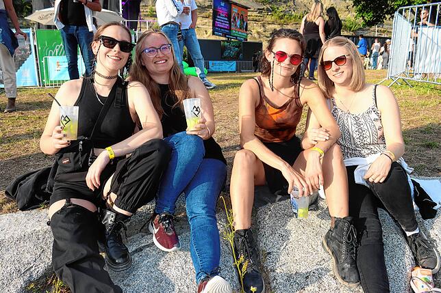 Bild 19: 1000 Besucher feiern eine Beachparty im Uferpark