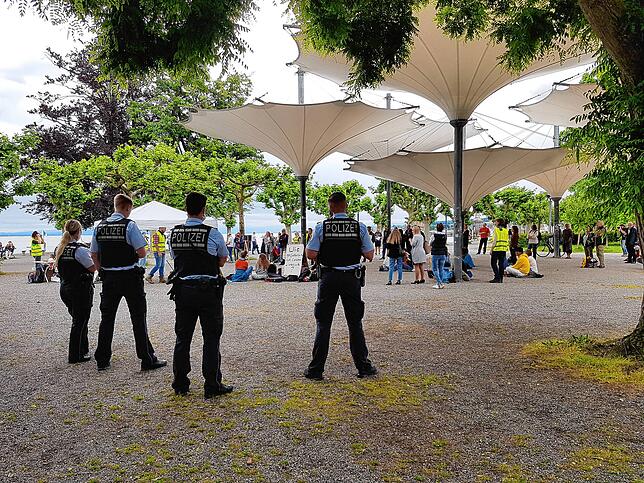 Bild 5: &bdquo;Black Lives Matter&ldquo; auf dem Münsterplatz &ndash; Hunderte Konstanzer bei Kundgebung gegen Rassismus