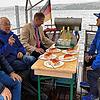 Überfahrt zum 20-Jährigen. Das Wetter ist nicht so toll, aber dafür gibt es Erdbeertorte: Von links Tourismuschef Karl Wehrle, der ...