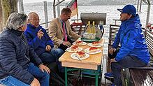 Überfahrt zum 20-Jährigen. Das Wetter ist nicht so toll, aber dafür gibt es Erdbeertorte: Von links Tourismuschef Karl Wehrle, der ...