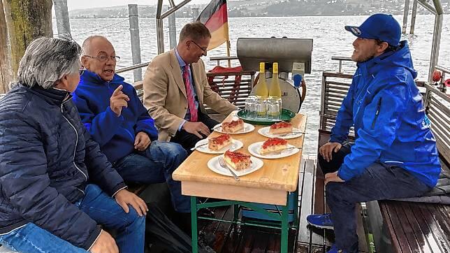 Überfahrt zum 20-Jährigen. Das Wetter ist nicht so toll, aber dafür gibt es Erdbeertorte: Von links Tourismuschef Karl Wehrle, der ...