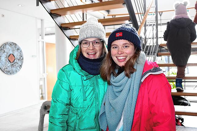 Für die beiden Mitarbeiterinnen der Hüfinger Tourist-Info Susanne Bucher und Sarah Höfle gehört Weihnachtsmusik zum Kloosemärt einfach dazu.